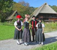 Trachtenmode vor dem Vogtbauernhof Freudenstadt