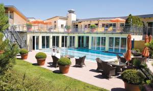 Outdoor pool of the Hotel Schliffkopf BergSpa