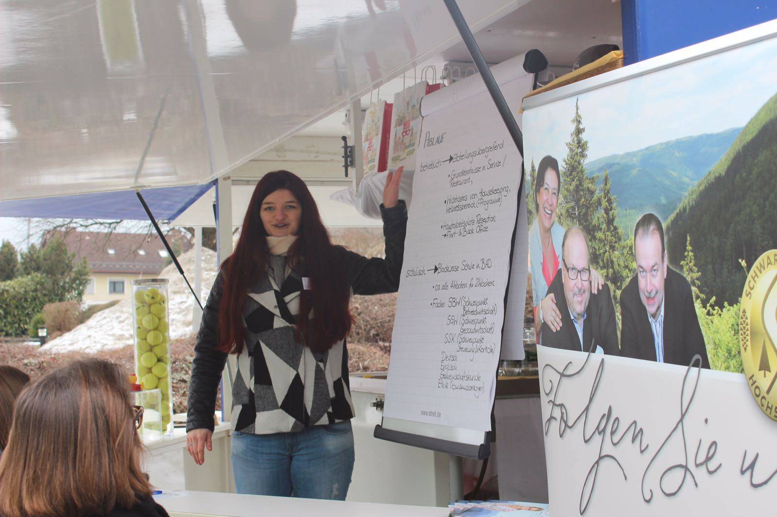 Unsere Azubis Hannah und Laura Symbolfoto