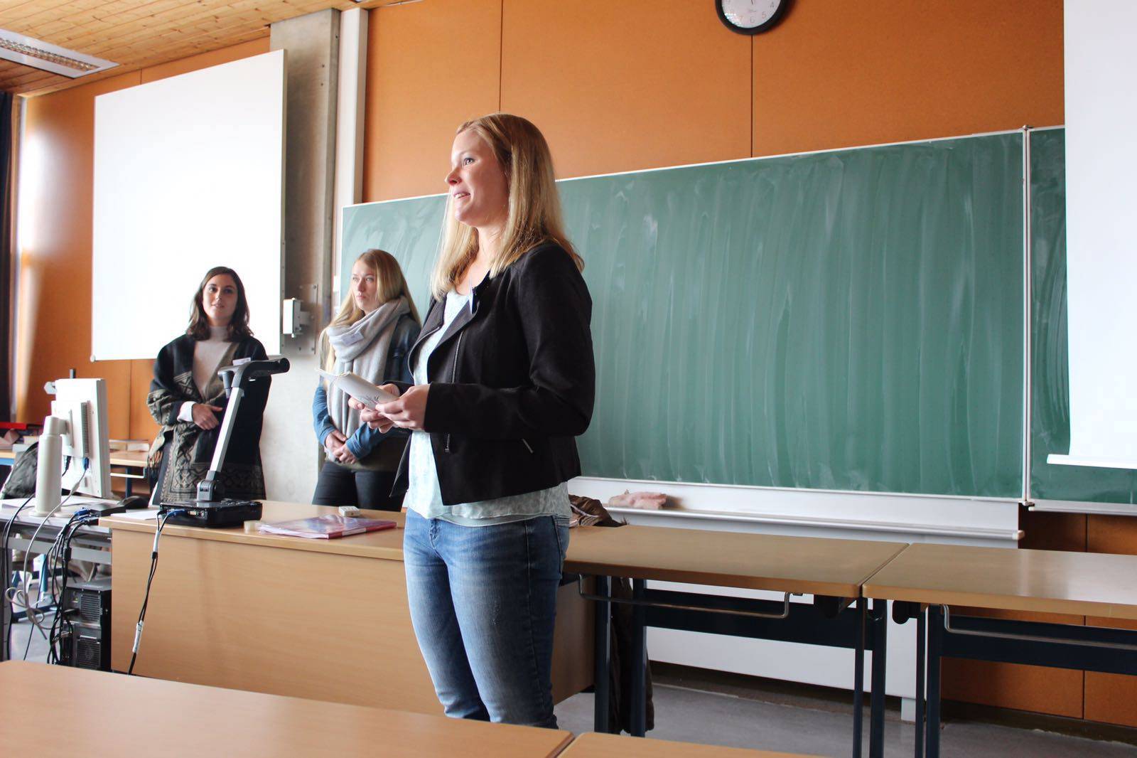 Unsere Azubis Hannah und Laura Symbolfoto