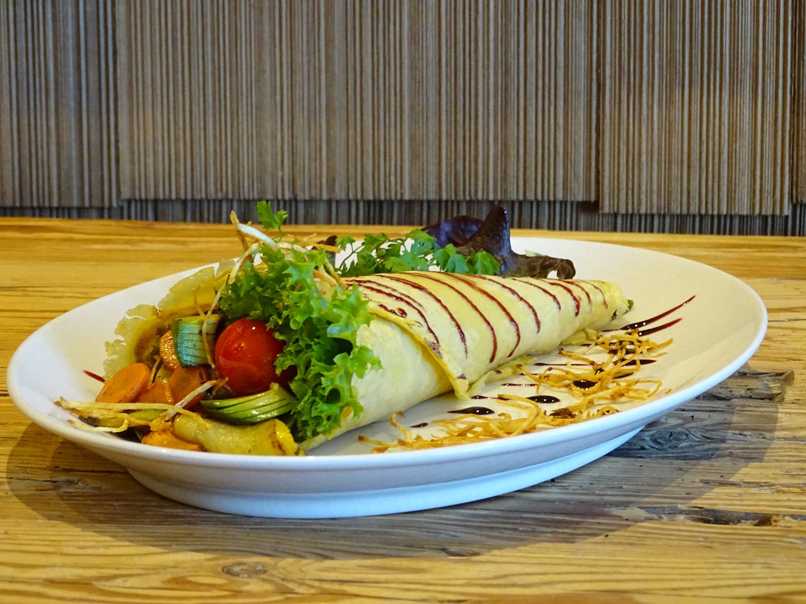 Gekeimte Kichererbsen-Tortilla mit gegrilltem Gemüse Symbolfoto