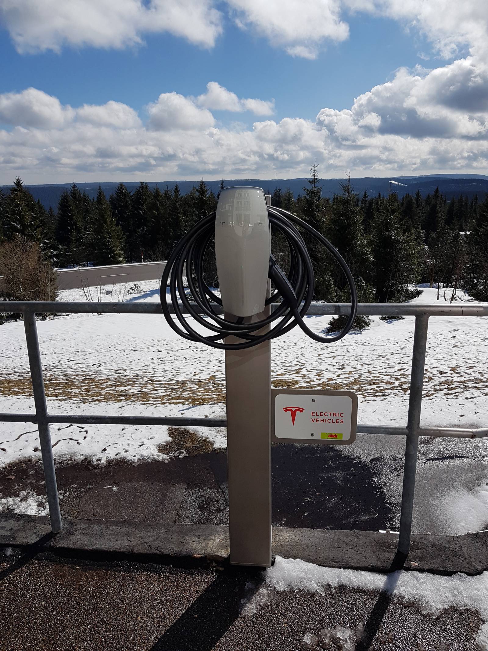 TESLA-STATION Symbolfoto