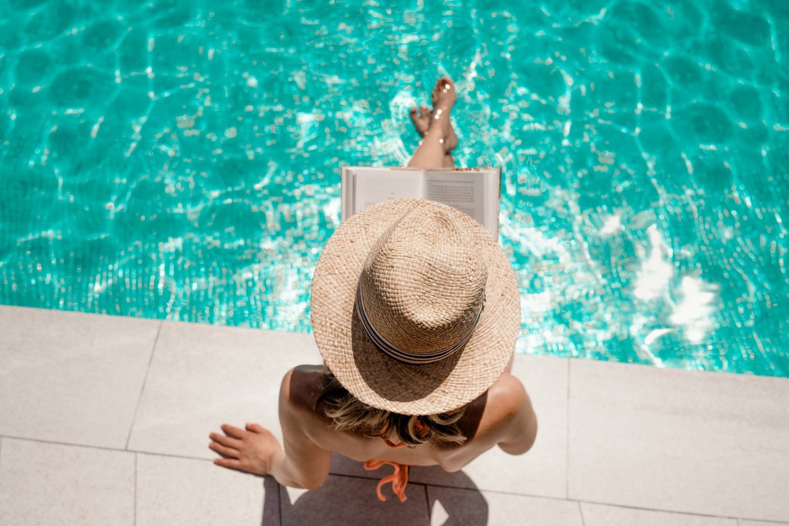 Abkühlung im Außenbecken Symbolfoto